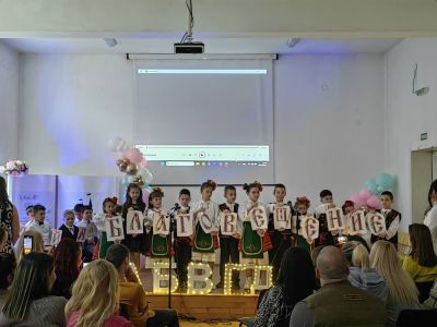 Първокласниците празнуват 1