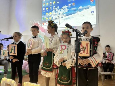 Първокласниците празнуват 4