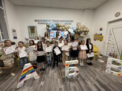 Първокласниците празнуват 8