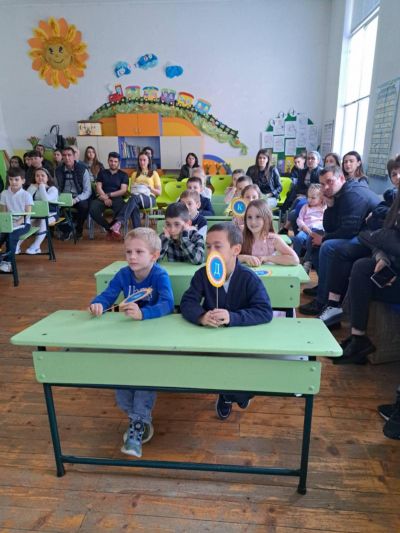 Първокласниците празнуват 9