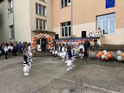 Първи учебен ден  - НУ Св. Св. Кирил и Методий - Троян